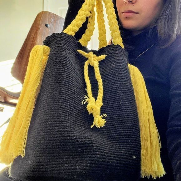 Wayuu
handmade bag with large tassel solid colors mochila yellow black - Picture 5 of 5